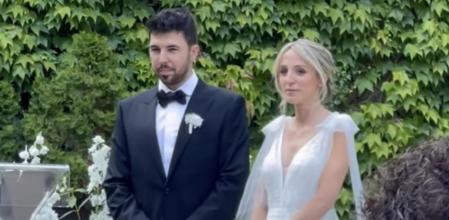 La pareja durante la ceremonia, aplazada hasta este sábado a causa de la pandemia