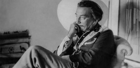 Salvador Dalí, fotografiado por Jacques Lèonard en Portlligat en 1963. El pintor no posa para la cámara sino que esta le sorprende en la intimidad.