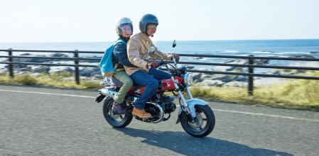 Con la ST 125 DAX,&nbsp;Honda ha recuperado la máquina “hippy” sesentera aunque convenientemente actualizada: tiene más potencia y chasis reforzado, suspensión mejorada y frenos dotados de ABS&nbsp;