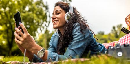 Una chica escuchando música desde su teléfono móvil