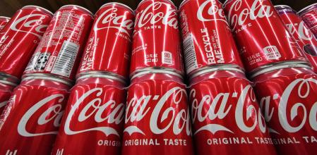 Latas de Coca Cola en una tienda