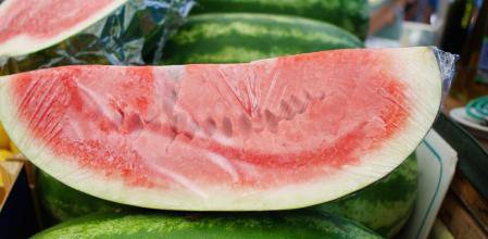 Sandía envuelta en plástico film