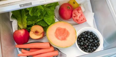 No es recomendable guardar mitades de melón en la nevera sin cubrirlas con papel film