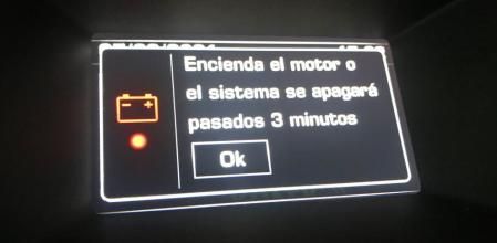El panel de instrumentación del coche alerta con un testigo iluminado que la batería tiene alguna incidencia