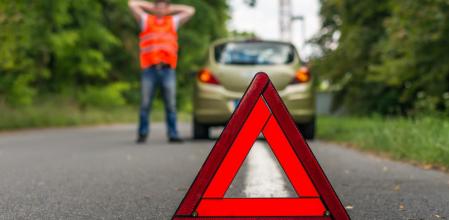 Un conductor ha sufrido una avería en el coche y espera que acuda la asistencia en carretera