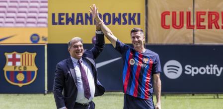 Joan Laporta, en el papel maestro de ceremonias, levanta el brazo de Robert Lewansdowski en la presentación del delantero polaco en el Camp Nou
