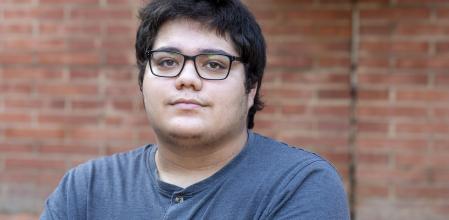 Jonatan, en un parque de Calella, donde reside