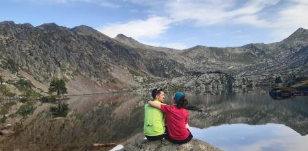 estanque Romedo de Dalt. Oriol y Anna disfrutan de una parada antes de seguir el itinerario de la travesía La Porta del Cel. Hasta este punto coincide con el recorrido de Muntanyes de Llibertat