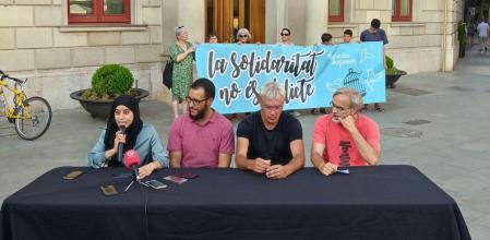 El activista Mohammed Said Badoui, el segundo por la izquierda, ayer en en el acto de apoyo al activista musulmán