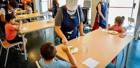 FOTO ALEX GARCIA POCA ASISTENCIA A LAS CLASES DE PRIMARIA DEL INSTITUT ESCOLA LA MINA. MUCHAS FAMILIAS, EN ESPECIAL DE ETNIA GITANA, PREFIEREN NO LLEVAR A SUS HIJOS AL COLEGIO POR TEMOR A UN CONTAGIO POR COVID. EN LA FOTO EL COMEDOR 2020/09/15