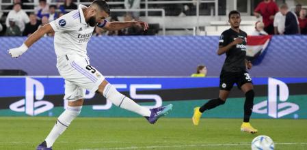 Karim Benzema prueba el disparo durante la Supercopa de Europa, el miércoles en Helsinki