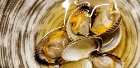 Berberechos en dashi de bonito seco y sake