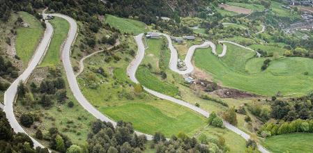 La Collada de Beixalís presenta múltiples curvas de herradura para ganar desnivel rápidamente.