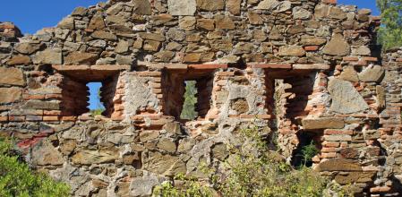 Entre la maleza.Los escasos vestigios de una de las fortificaciones de la guerra carlista se encuentran en el camino que iba de Barcelona al Vallès