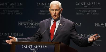 El exvicepresidente de EE.UU. Mike Pence se dirige a un público durante una visita a la 