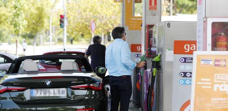 Un cliente repostando en una gasolinera de Madrid