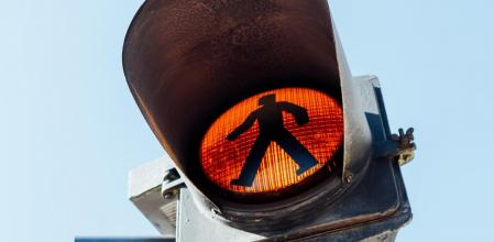 Los semáforos con luz ámbar parpadeante que dan prioridad a los peatones están bajo el punto de mira de la DGT&nbsp;