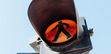 Los semáforos con luz ámbar parpadeante que dan prioridad a los peatones están bajo el punto de mira de la DGT