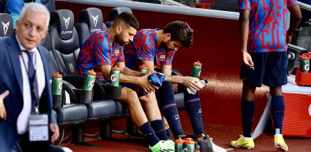 Jordi Alba y Gerard Piqué, cabizbajos antes del inicio del encuentro