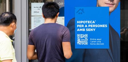 Un particular consulta la oferta hipotecaria de una entidad financiera