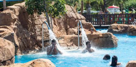 Uno de los principales atractivos del camping y resort Stel de Rodà de Berà es su magnífica piscina.