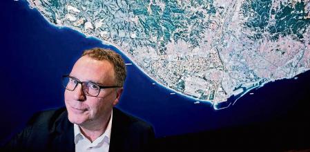 foto XAVIER CERVERA 20/07/2022 (retratado en la sede de AMB ,zona franca, Barcelona) Greg Clark, CBE, FAcSS an urbanist, is an author, global advisor, chairman and non-executive director. Clark has advised more than 300 cities, 50 national governments and a wide array of bodies including the OECD, Brookings Institution, the World Bank and the Urban Land Institute (ULI) on strategies for city development and investment. He also advises global investors and corporate service companies on how to align with city leaders