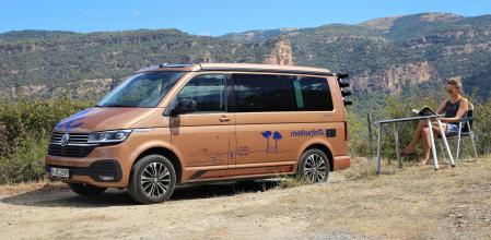 El vehículo toma como base una Volkswagen T6.1 California Ocean con motor diésel de 150 CV.