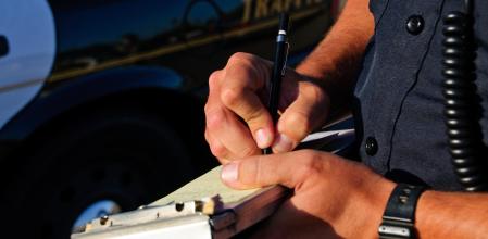 Enseña la increíble multa que le ponen por una magdalena mientras conduce y no deja indiferente a nadie