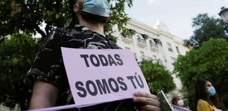 Miembros de la Plataforma de la Violencia contra la Mujer en Córdoba se concentran este jueves en la Plaza de las Tendillas en protesta por la sentencia de hoy contra la Manada de Pozoblanco. 04/06/2020