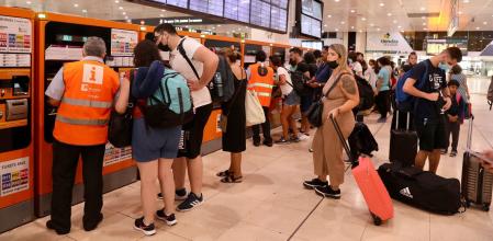 Primer día de gratuidad de los abonos de Rodalies. Viajeros adquieren sus títulos en las máquinas expendedoras de Sants. 1-9-2022