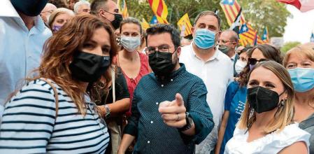El president de la Generalitat, Pere Aragonès, amb Raül Romeva i Oriol Junqueras, durant la manifestació de l'ANC per la Diada de l'11 de setembre del 2021. Pla mig. (Horitzontal)