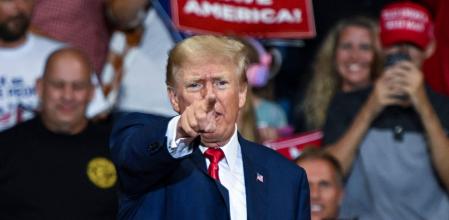 Donald Trump, durante su mitin de la noche del viernes en Wilkes-Barre, Pensilvania, donde atacó al candidato demócrata al Senado John Fetterman y defendió a su republicano, e trumpista doctor Oz, así como al aspirante conservador a gobernador,  Doug Mastriano