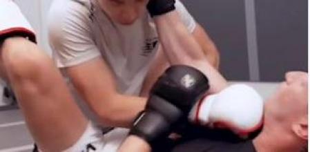 Mark Zuckerberg entrena con el luchador Khai Wu