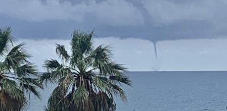 Tornado visto desde la playa de Gavà.