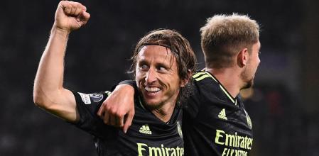 Real Madrid's Croatian midfielder Luka Modric (L) celebrates after scoring his team second goal during the UEFA Champions League Group F football match between Celtic and Real Madrid, at the Celtic Park stadium, in Glasgow, on September 6, 2022. (Photo by ANDY BUCHANAN / AFP)