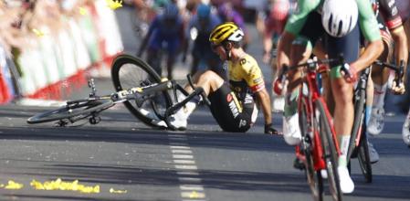 Roglic sufrió una aparatosa caída a pocos metros de la línea de meta.