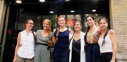 Montse Vallvehí, Bet Orfila, Cristina Genebat, Clara Segura Marta Marco i Carlota Olcina, davant del Teatre Goya