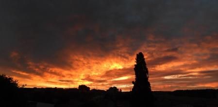 Amanecer en Altet con el cielo cubierto de nubes.