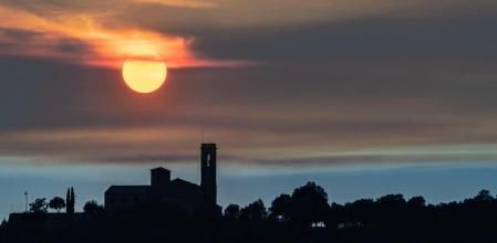 Puesta de sol en el santuario de la Guàrdia de Sagàs.