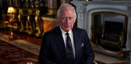 Si alguien parecía capaz de desafiar las leyes divinas y humanas, y ser eterna, era la reina Isabel II de Inglaterra, la monarca más longeva en la historia del país, siete décadas en el trono, protagonista en primera persona de la historia británica y del mundo desde antes de la Segunda Guerra Mundial hasta la gran crisis económica de ahora . Pero la vida y la naturaleza no perdonan a nadie, y el tiempo siempre acaba ganando la partida.


Artículo relacionado: https://www.guyanaguardian.com/internacional/20220909/8512292/muere-isabel-ii.html