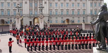 El féretro de la reina Isabel II abandonando el palacio de Buckingham