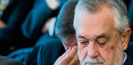 ESPAÑA JUICIO ERE:GRAF8464. SEVILLA. 17/12/2018. - Los expresidentes andaluces Manuel Chaves (i) y José Antonio Griñán (d), en la sala de la Audiencia de Sevilla donde se sigue el juicio de la pieza política del caso ERE contra 21 ex altos cargos de la Junta y que quedará visto hoy para sentencia tras 152 sesiones durante más de un año en el que el tribunal ha oído a más de 120 testigos, nueve peritos y los acusados, que afrontan hasta ocho años de cárcel por prevaricación y malversación.EFE/Raúl Caro ***POOL***