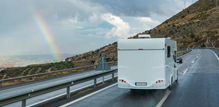 Hay que extremar la precaución al volante cuando se conduce con lluvia o la carretera está mojada