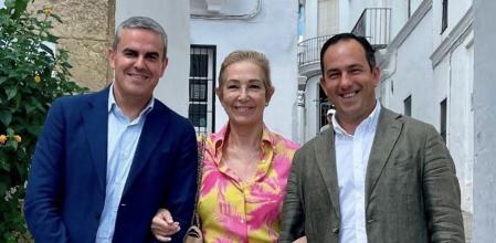 Ana Rosa en Vejer junto al alcalde, Manuel Flor, y el delegado municipal de Turismo y diputado nacional, José Ortiz