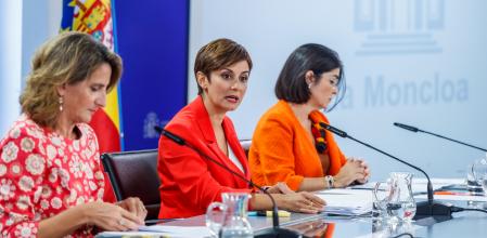 La vicepresidenta tercera y ministra para la Transición Ecológica, Teresa Ribera; la ministra Portavoz, Isabel Rodrguez y la ministra de Sanidad, Carolina Darias, durante la rueda de prensa posterior a la reunión del Consejo de Ministros