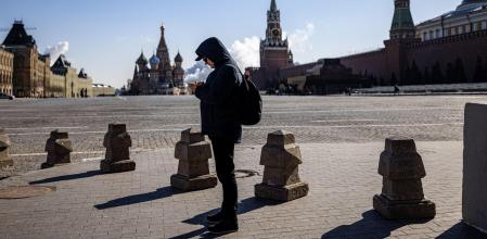 Un hombre usa su teléfono móvil en la Plaza Roja en el centro de Moscú el 10 de marzo de 2021. - Rusia dijo el 10 de marzo de 2021 que estaba interrumpiendo los servicios de Twitter porque la plataforma no había eliminado el contenido 