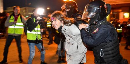 Police officers detain a man in Moscow on September 21, 2022, following calls to protest against partial mobilisation announced by President Vladimir Putin. - President Vladimir Putin called up Russian military reservists on September 21, saying his promise to use all military means in Ukraine was 