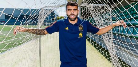 David Raya Martin es un futbolista español que juega como portero en el Brentford F. C. de la Premier League.y Portero de la Seleccion Española