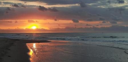 Último amanecer del verano en la playa de Gavà.