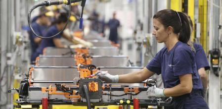 FIGUERUELAS (ZARAGOZA), 07/09/2022.- Trabajadores en la planta de baterías para los vehículos eléctricos que Stellantis produce en su factoría de Figueruelas (Zaragoza).